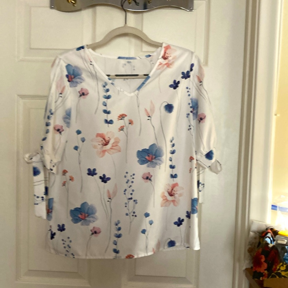 Polyester top with flowers, split sea sleeve with ties, size medium